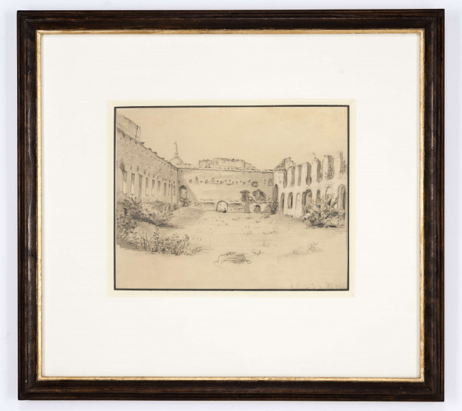 Widok ruin zamku w Janowcu w ujęciu od wschodu, od strony wjazdu - na tzw. Dziedziniec Wielki. Na pierwszym planie rozległa płaszczyzna porośniętego roślinnością dziedzińca, zamknieta ukazanym centralnie skrzydłem wschodnim. Na osi półkoliste przejście. Po prawej część zrujnowanego północnego skrzydła zamku - tzw. Domu Północnego z zamkniętymi półkoliście otworami okiennymi i drzwiowymi, po lewej amfilada południowa (Pałac Andrzeja Firleja) rozczłonkowana w partii przyziemia prostokątnymi otworami. 
