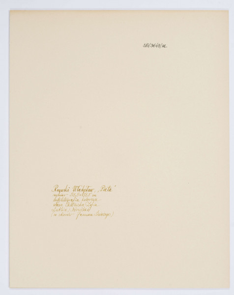 Pieta. Centralnie umieszczona postać Marii trzymająca na kolanach ciało Chrystusa. Maria w pozycji siedzącej, 3/4 w lewo, głowa lekko przechylona na bok. Twarz o schematycznie zaznaczonych rysach, karnacja przybierająca kolor rozbielonego ugru. Ubrana w fioletową, długą suknię, spod której widoczna prawa stopa, pod szyją czerwone korale. Na głowie jasnobeżowy welon, dookoła głowy nimb. Na kolanach Marii miękko ułożone ciało Chrystusa. Ręce bezwładnie opadające, głowa otoczona nimbem, na głowie korona cierniowa. Rysy twarzy schematyczne. Ciało nagie, na wysokości bioder perisonium. W prawym boku rana, z której 
wypływają do stojącego obok kielicha trzy strugi krwi. W tle, po obu stronach postaci stylizowane kwiaty. Postać Chrystusa określona grubym konturem, tło przedstawienia oranżowe, płaszczyzna podłoża w tonacji ciemnej zieleni.