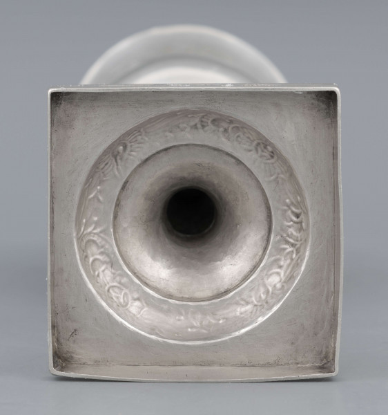 S/Mt/62/ML - Czara dzwonowata z lekko wywiniętym brzegiem, trzon z płaskim nodusem, stopa okrągła, wysklepiona, na kwadratowej plincie. Na czarze ryta wić kwiatowa, brzeg nodusa karbowany, brzeg stopy pokryty wzorem roślinno-kwiatowym.
