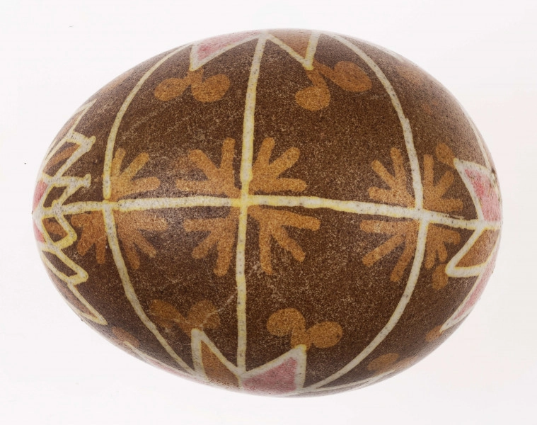 E/1149/ML - Technika batik. Podział na 2 krzyże: prosty i skośny. Motyw gwiazdy i krzyża. Barwa tła brązowa, barwa motywu biała, różowa i jasnobrązowa.