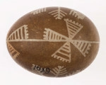 E/1039/ML - Technika batik. Podział podłużny na 2 części. Motyw gwiazdy, krzyża, swastyki. Barwa tła brązowa, barwa motywu biała i ceglasta.