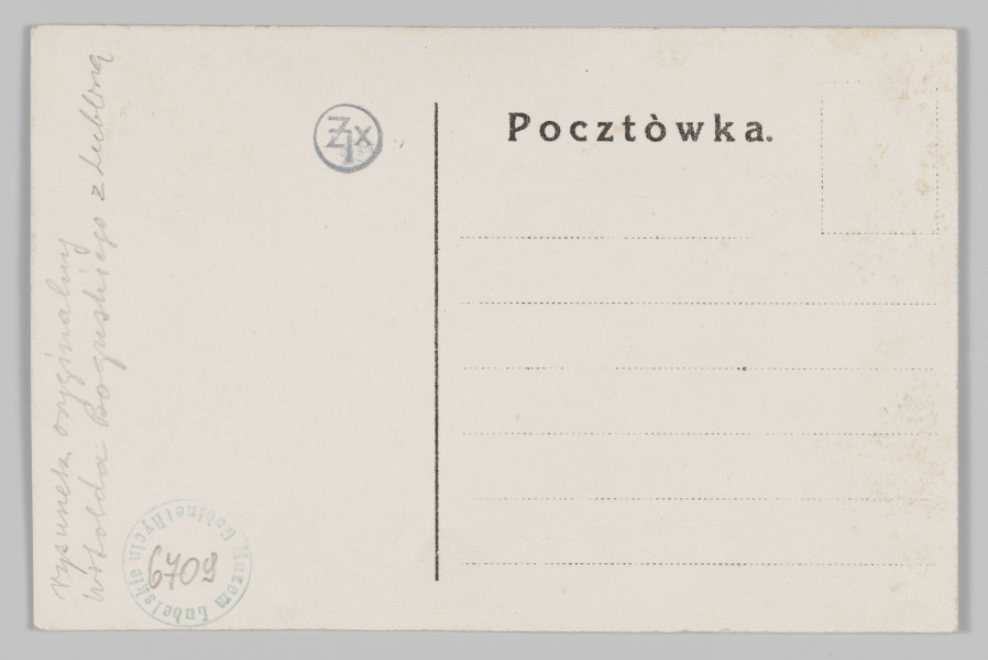 R/6709/ML - Postać dziecka. Ukazane 3/4 w lewo, płaczące, w pozie klęczącej, podparte lewą dłonią. Głowa okrągła, pokryta kosmykami krótkich włosów. Twarz
pucołowata, zaczerwieniona, z zaciśniętymi oczami, szeroko otwarte usta. Prawa ręka z uniesioną dłonią wyciągnięta do przodu. Ubrane w błękitną koszulkę o podwiniętych do łokci rękawach. Klęczy na kawałku żółtej tkaniny, obok leżąca lalka.
u góry napis majuskułą: STANOWCZE ŻĄDANIE; u dołu: LUBLIN 1917 ROKU
na odwrociu: rysunek oryginalny Witolda Boguskiego z Lublina