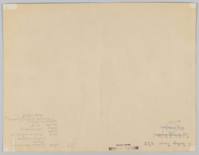 S/G/1270/ML - Postać młodego chłopca. Ujęty całopostaciowo, w pozycji klęczącej, profilem na prawo. Prawa noga ugięta w kolanie, stopa oparta palcami o zaznaczone kreską podłoże. Tułów pochylony ,
głowa spoczywa na lewym przedramieniu, opartym na bliżej nieokreślonym, zarysowanym z tyłu meblu. W prawej ręce trzyma skrzypce z pękniętą struną.  Ubrany w luźną koszulę i sięgające łydki spodnie.
