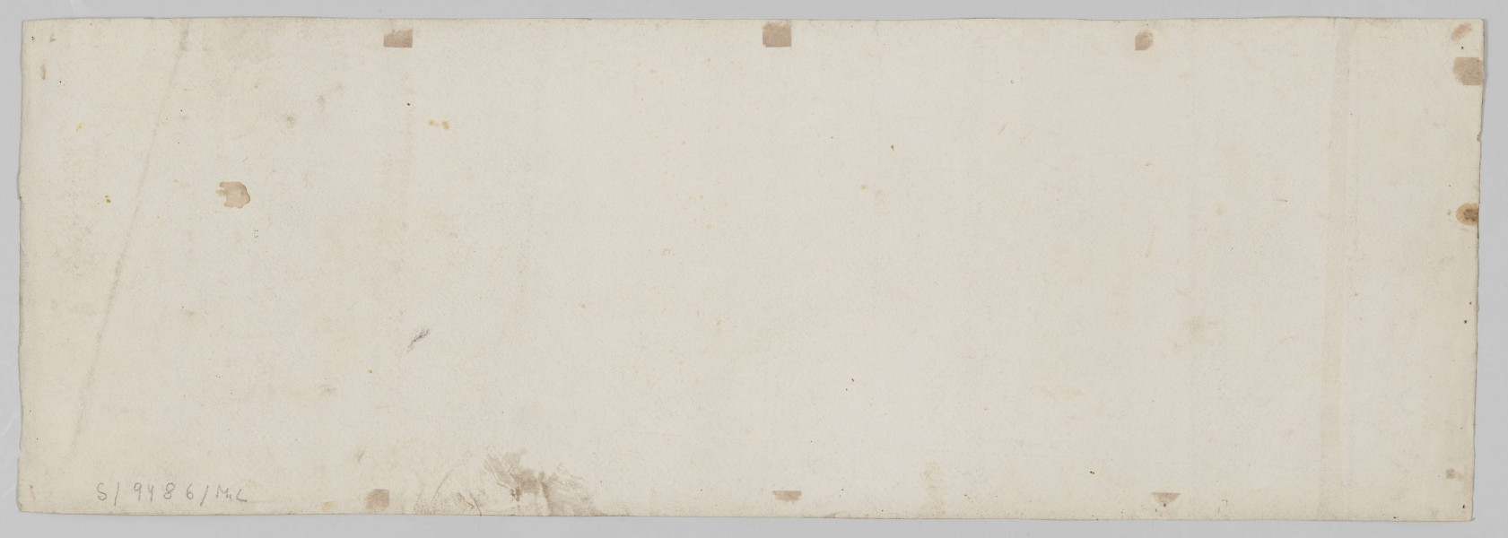 S/G/1269/ML - Kompozycja symetryczna w formie leżącego prostokąta, skomponowana ze stylizowanych elementów liści akantu. Poszczególne pola oddzielone ciemnym konturem. Od dolnych narożników oraz centrum kompozycji skierowane ku środkowi wydłużone liście akantu. Lawowane ultramaryną, z lekko zaznaczonymi pionowymi żłobkowaniami. Ich dekoracyjny układ tworzy obramienie dla usytuowanego centralnie stylizowanego owocu granatu. Pozostałe pola lawowane  żółcienią i umbrą. Elementy kompozycji o ostrych, zgeometryzowanych formach. 
także konturem. Od dołu wychodzą rozkładające się liście akantu, sięgające do połowy 
wysokości, skąd wychodzi inna para liści, skupiających sie u góry. W tak utworzonym polu zaokrąglona forma stylizowanego owocu granatu z okrągłym owocem i odchylającymi się po bokach listkami. U góry falujący pas ultramaryny. Całość kompozycji o ostrych, zgeometryzowanych kształtach.