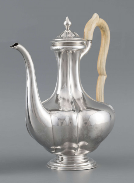 S/Mt/514/ML - Kafetiera w kształcie tralki o brzuscu pękatym i smukłej szyjce, profilowana a żeberkowaniem, na niskiej stopie. Wylew w formie dziobka, ucho kościane z okrągłego wałka, profilowane, osadzone w dwóch tulejkach, pokrywka wysklepiona, z wystającą kryzą i uchwytem w kształcie cebulki. Wnetrze złocone.
Na dnie sygnatura:
- imienna 