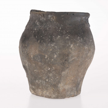 wymiary dodatkowe: 1,5 cm (wys. szyi); 0,7 cm (wys. stopki); 21,0 cm (śr. maks. wydętości brzuśca)
opis: dno lekko wklęsłe z dołeczkiem w środku, wyraźnie wyodrębione niewielką stopką; brzusiec dwustożkowaty, ostro profilowany; miejsce przejścia brzuśca w szyję zaznaczone wypukłą dookolną listwą; szyja niska, cylindryczna; wylew zaokrąglony, wywinięty na zewnątrz; górna część brzuśca zdobiona dookolnym rzędem narysowanych przez wygładzenie 