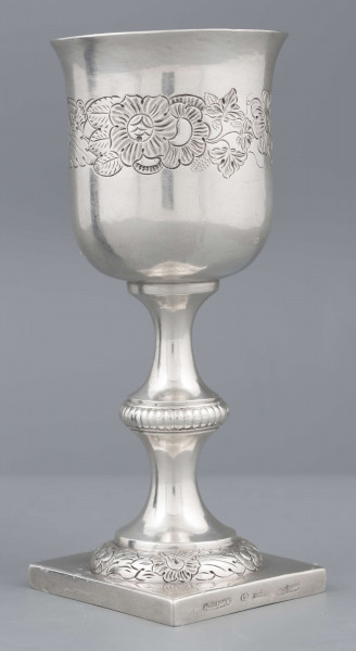 S/Mt/62/ML - Czara dzwonowata z lekko wywiniętym brzegiem, trzon z płaskim nodusem, stopa okrągła, wysklepiona, na kwadratowej plincie. Na czarze ryta wić kwiatowa, brzeg nodusa karbowany, brzeg stopy pokryty wzorem roślinno-kwiatowym.
