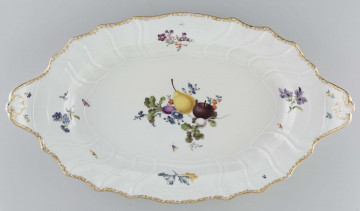 Półmisek owalny, uskokowo wgłębiony, brzeg falisty z plecionką w typie 