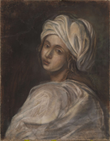 S/G/63/ML - Popiersie młodej dziewczyny, od strony pleców, w półobrocie 3/4 na lewo. Twarz o zaokrąglonym, łagodnym owalu, miękko modelowana. Duże, migdałowate oczy o ciężkich powiekach, regularne łuki brwiowe, małe usta. Na głowie duży, udrapowany turban, po bokach wystają brązowo-ugrowe kosmyki włosów. Ramiona okrywa luźna, pofałdowana szata. Karnacja twarzy beżowo-ugrowa, rozświetlona na policzkach, z delikatnymi prześwitami brązu, zgaszonego oranżu i zieleni. Tło ciemne - w kolorze czerni z prześwitami ciepłych brązów i zieleni.