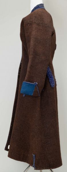 Sukmana męska, wełniana, ciemnobrązowa. Tył, kołnierz i mankiety z fioletowym wyszyciem. 