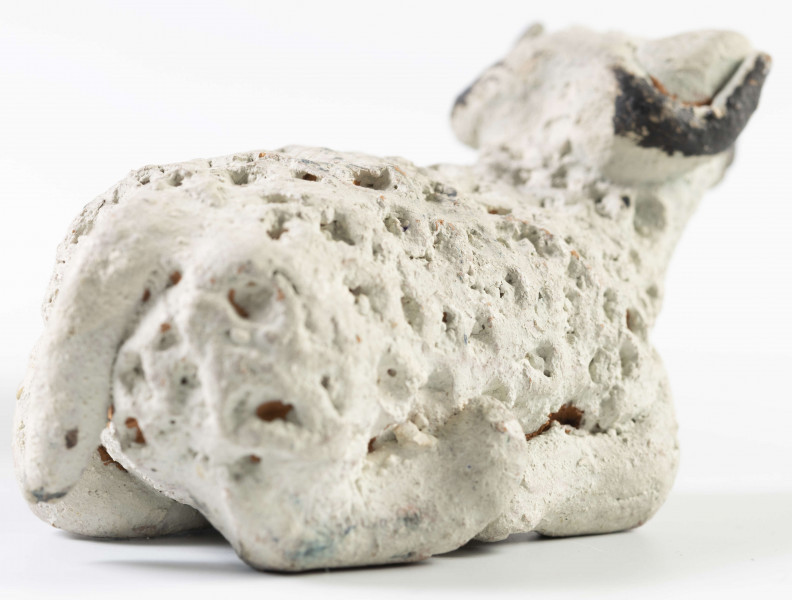 E/172/ML - Baranek wykonany z gliny techniką lepienia. Kolory: baranek biały, rogi i pyszczek czarne. 
Służy jako zabawka.