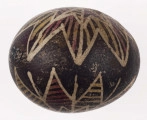 E/1329/ML - Technika batik. Motyw gwiazdy. Barwa tła brązowa, barwa motywu biała, żółta i różowa.