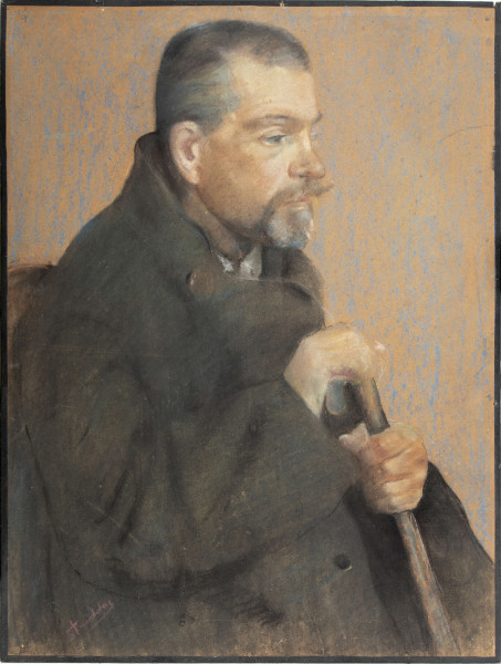 Półpostać starszego, siedzącego mężczyzny. Ukazany profilem w prawo, nieznacznie pochylony.
Twarz szczupła, pociągła, krótkie włosy ze śladami siwizny. Oczy z ciężkimi, opadającymi powiekami, wąskie usta, wąsy i krótka broda. Ubrany w obszerny szarobrunatny płaszcz z postawionym kołnierzem. Ręce ugięte w łokciach, dłonie obejmują drzewce laski. Modelowane miękkimi, nakładającymi się plamami kolorów. Tło pokryte błękitno - szarymi przetarciami.
