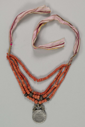 E/555/ML - Korale prawdziwe składające się z 4 sznurków z przyczepioną do nich monetą srebrną wartości 1,5 rubla.
