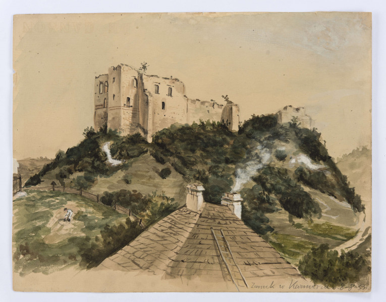 Widok zamku w Kazimierzu Dolnym w ujęciu od strony południowo-wschodniej, z Góry Trzech Krzyży. Na porośniętym drzewami, usytuowanym centralnie wzgórzu mury zamku. Na pierwszym planie kryty gontem dach plebanii. Po prawej fragment połozonej u stóp wzgórza drogi, po lewej łuk drewnianego ogrodzenia i pochylona sylwetka mężczyzny. 
