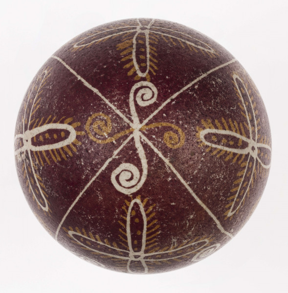 E/1125/ML - Technika batik. Podział podłużny na 4 części, podział poprzeczny 2 części. Motyw swastyki i krzyża. Barwa tła ciemnoburaczkowa, barwa motywu biała i żółta.