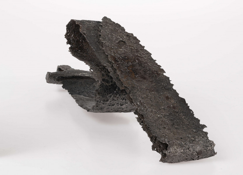 Miecz żelazny, obosieczny, bez strużyn. U podstawy trzpienia znajduje się krótki, prosty w przekroju czworoboczny jelec. Kolec prosty na końcu rozklepany. Miecz rytualnie zgięty.