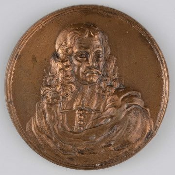 N/2290/ML - AV. Popiersie astronoma, głowa en trois - quarts w prawo, ramiona frontalnie, na głowie mała czapeczka.

RV. Szesnastowierszowy napis:
IOHANNES HEVELIUS / DANTSCAN  CONSUL VET . CIVITAT . / DELICIUM REGUM AC PRINCIPUM / ASTRONOMORUM IPSE PRINCEPS / IN GLORIAM ATQVE ADMIRATIONEM / SECULI PATRIAE ORBIS / ANNO 1611 DIE 28 IANUARII NATUS / REM CONSILIIS PUBLICAM IUVIT / LITERAPIAM PRAECELIENTIB MONUMENT . / AUXIT / MERITIS IN UTRAMQVE ILLUSTRIS / SPLENDOREM NOMINIS AETERNITATI / INSERUIT / IPSO NATALI DIE / ANNO 1687 / DENATUS . 
U dołu monogram: I.H