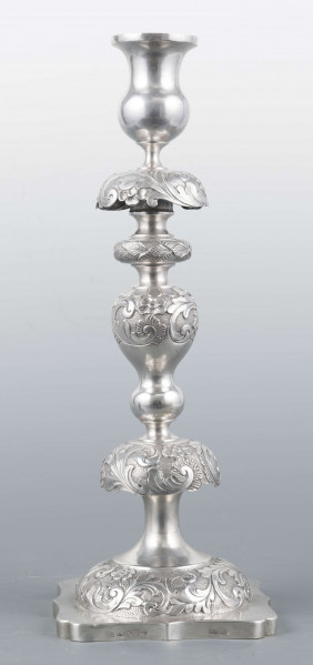 S/Mt/501/ML - Stopa okrągła nacokoliku kwadratowym z profilowanym brzegiem, trzon tralkowaty z talerzykiem i dwoma kołnierzami, tulejka w kształcie kielicha. Na brzegu stopy, kołnierzykach i w górnej części trzonu moletowany wzór wici roślinnej z kwiatami -  ornamenty polerowanę na zmatowionym tle. Na talerzyku wzór lancetowatych liści. 
Na boku cokolika słabo czytelna sygnatura majuskułą w prostokątach:
- I.SZTERN
- dodatkowy znak warsztatowy w postaci cyrklowej rozetki
- znak probierni warszawskiej z monogramem probierza 