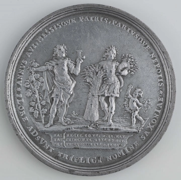 N/1557/ML N/1557/ML - AV. Z lewej postać króla w rzymskim stroju z cyfrą L w lewej ręce. Obok, z prawej postać młodzieńca opartego o snopek z boża, z rogiem obfitości. Obok dziecko z girlandą. W otoku napis: (zob. w zakładce