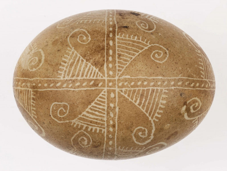 E/1334/ML - Technika batik. Podział podłużny na 4 części, poprzeczny na 2. Motyw swastyki. Barwa tła brązowa, barwa motywu biała.