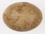 E/1334/ML - Technika batik. Podział podłużny na 4 części, poprzeczny na 2. Motyw swastyki. Barwa tła brązowa, barwa motywu biała.