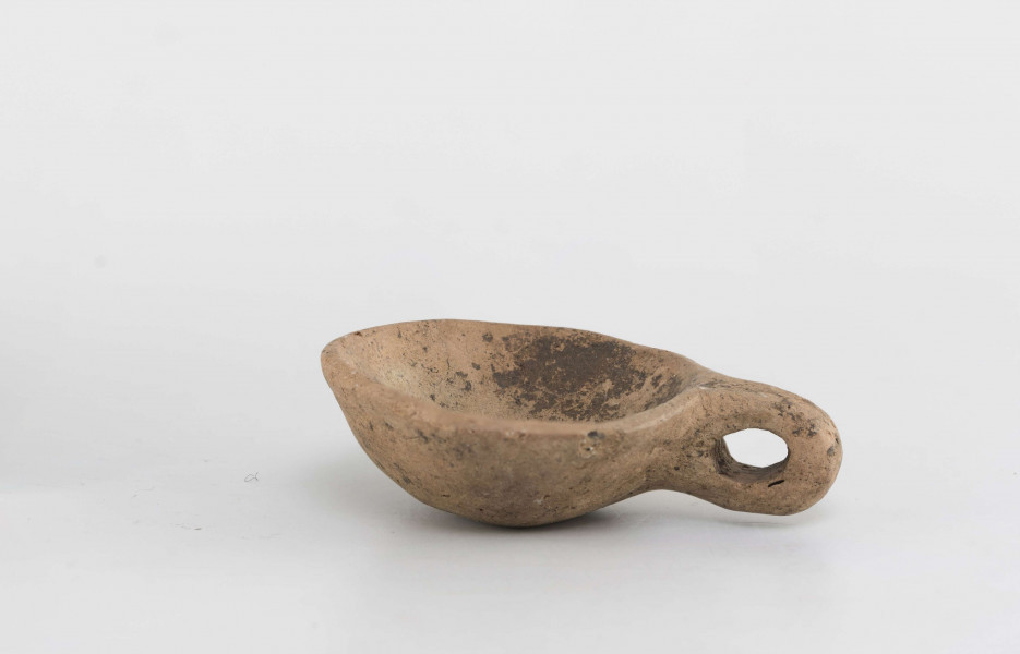 czerpak; dno spłaszczone, niewyodrębnione, ścianki rozchylone na zewnątrz, krawędź ścięta płasko; ucho wałkowate, duże, grube wystające ponad krawędź