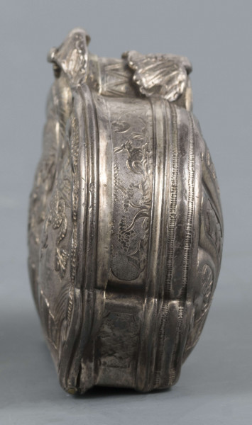 S/Mt/566/ML - Denko puklowane w formie dwóch złożonych symetrycznie muszli, zdobionych rzędami kampanuli i podobnie uformowane wieczko, z bogatszą dekoracją. Na powierzchni muszli relief przedstawiający dwa hipokampy z zakręconymi rybimi ogonami - prawy z głową konia, lewy z głowa orła - dosiadane przez putta. W polach między muszlami na dole slimak, u góry wąż. Ścianki boczne grawerowane : elementy pejzażu, ptak, królik, kwiaty i kratka regencyjna. Wnętrze złocone.
 Wewnątrz na denku i wieczku powtórzone punce ze znakami:
- miejska Paryża z 1. poł XVIII w. (litera S pod koroną
- złotnika o inicjałach 