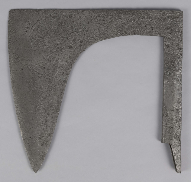 1891/A/ML - Ostrze półwachlarzowate, spiczasto zakończone Na szyjce punca w kole kwiatek z siedmiu plastycznych kółek. Osada dłuższa od ostrza z dolnym kapturkiem wydłużonym.