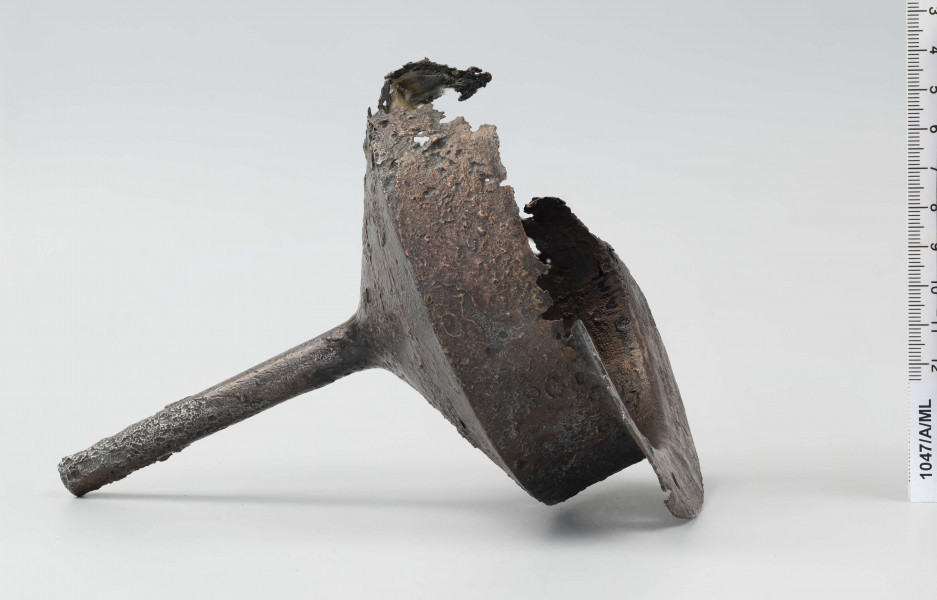 1047/A/ML - Umbo stożkowate z wyokim tępym kolcem.
Żelazne umbo, czyli szczyt tarczy jest wraz z mieczem z miedzianą inkrustacją wyobrażającą Marsa i Victorię, grotami, okuciem drzewca i parą ostróg, częścią bogatego ekwipunku wojownika kultury przeworskiej z okresu rzymskiego, odkrytego w grobie ciałopalnym na stanowisku archeologicznym w Podlodowie koło Tomaszowa Lubelskiego. Egzemplarz z Podlodowa posiada długi tępy kolec. Wyjątkowy jest sposób wykonania tej broni. Żelazna kopuła i kołnierz umba zostały bowiem pokryte warstwą miedzianej blachy, co ma walor estetyczny oraz świadczy o wysokim poziomie ówczesnej metalurgii. 