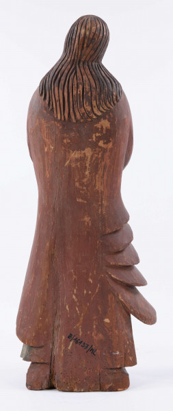 E/16137/ML - Rzeźba drewniana, pełna, polichromowana, przedstawiająca św. Anny. Na postumencie w kształcie nieregularnego prostokąta, zakomponowana postać świętej, w długiej sukni, układanej w pionowe fałdy. U góry fałdy są drobniejsze, u dołu fałdy grubsze, pod szyją kołnierzyk w kształcie półokrągłej plisy. Na sukni kubraczek w kolorze brązowym, sięgający do połowy łydki, o połach zaokrąglonych u dołu. Kubrak z długimi rękawami jest dopasowany w czasie. Z przodu do pasa podkreślony jest dość wąskimi pionowymi żłobieniami, od pasa szerszymi biegnącymi ukośnie fałdami, zaś na rękawach ukośnymi nieregularnymi żłobieniami. Ręce złożone na piersiach do modlitwy. Głowa wzniesiona lekko do góry i lekko przechylona w prawo. Włosy brązowe, zaznaczone z przedziałkiem pośrodku, opadające na plecy, podkreślone żłobieniami. Nos prosty wydatny, usta wąskie, oczy owalne czarne, brwi cienkie łukowate czarne. Twarz i ręce pokryte cielistą farbą. Widoczne uszy. Spod sukni widoczne bose stopy.

Konserwacja: 1988 r.