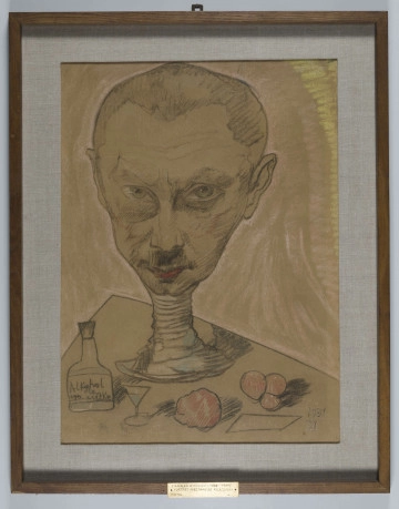 R/4835/ML - Portret mężczyzny en face. Głowa o zdeformowanym  kształcie - rozbudowana w części czaszki, zwężająca się ku brodzie, o wyrazistych oczach i zdecydowanie wykrojonych ustach o opadających kącikach. Szyja zniekształcona, tworząca rodzaj sfałdowanego, wąskiego postumentu usytuowanego na blacie stołu. Obok karafka, kieliszek i kilka owoców (?).
