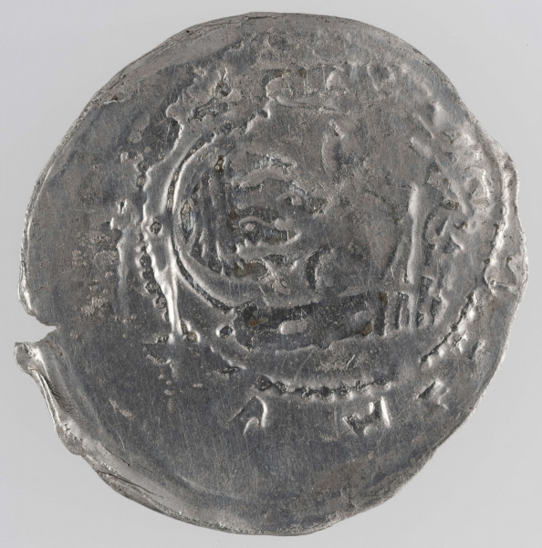 N/2824/ML - AV. Postać siedząca na tronie zwrócona w prawo trzymająca krzyż równoramienny. Przed postacią włócznia z proporcem.
Legenda otokowa od krzyżyka inicjalnego:
+S C (S  V E N C E S L A) V S
Fragment legendy w nawiasie nieczytelny wskutek zatarcia, względnie przesunięcia stempla.
RV. W otoku popiersie biskupa z odkrytą głową z pastorałem 
ujęte we fragmencie muru z wieżyczkami na jego krańcach. Legenda dookolna od krzyżyka inicjalnego:
+ (S  V E N C E ) S L A V [S]
Fragmenty legendy w nawiasach nieczytelne wskutek zatarcia względnie przesunięcia stempla.
