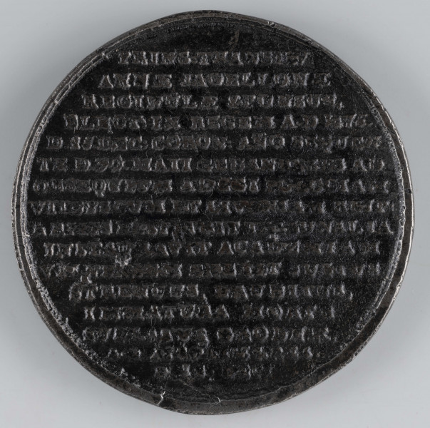 N/378/ML - AV. Popiersie króla w profilu w lewo, w czapce. Na górze napis w półkolu, rozdzielony przez wizerunek:
STEPHANUS - BATOREUS.
Sygnatura: I.I.REICHEL.F.

RV. Szesnastowierszowy napis:
PRINS:TRANSILV / ANNAE JAGELLONAE / REGINULAE SPONSUS, / ELECT IN REGEM A.D.1575. / D.15.DEC:CORON:ANNO SEQUEN= / TE.D.30 MAII GEDANENSES AD / OBSEQUIUM ADEGI POLOCIAM / VITEPSCUM ET LIVONIAM REIP: / ARMIS RESTITUIT TRIBUNALIA / INSTAURAVIT ACADEMIAM / VILNENSEM EREXIT JUSTUS / STRENUUS ERUBITUS, / IMMATURA MORTE / SUBLATUS GRODNAE / A.D. (1586 AET 54 R) 11 / D.12.DEC: