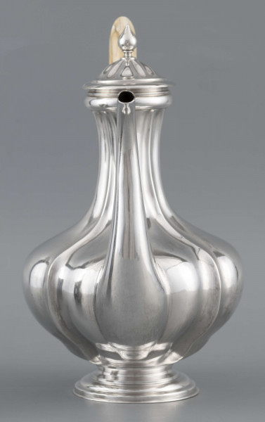 S/Mt/514/ML - Kafetiera w kształcie tralki o brzuscu pękatym i smukłej szyjce, profilowana a żeberkowaniem, na niskiej stopie. Wylew w formie dziobka, ucho kościane z okrągłego wałka, profilowane, osadzone w dwóch tulejkach, pokrywka wysklepiona, z wystającą kryzą i uchwytem w kształcie cebulki. Wnetrze złocone.
Na dnie sygnatura:
- imienna 