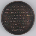 N/1585/ML - AV. Bryła kościoła ewangelicko - augsburskiego w Warszawie. W otoku napis rozdzielony na górze przez krzyż:
QUICUNQUE ORAVERIT  -  IN LOCO ISTO EXAUDI
Na dole w odcinku:
DIE.XXIIII.APRILIS / AD.MDCCLXXVII / SA.R.XIII
Sygnatura tutaj nieczytelna:
S.G.ZUGK INVENT.I.P.HOLZHAEUSSER F.

RV. Dziewięciowierszowy napis:
HAS AEDES / DEO T.O.M. SACRAS / COETUS VARSAVIENS: / AUGUST:CONFESSION: / EX CONSENSU / STANISL:AUG:REGIS / .ET REIPUBLICAE / STRUERE / COEPIT .



