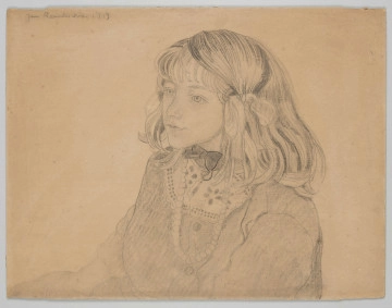 S/G/1685/ML S/G/1685/ML - Portret dziewczynki. Ujęta do wysokości pasa, 3/4 w lewo. Twarz pociągła, trójkątna. Oczy duże z regularnymi łukami brwiowymi, prosty nos. Usta wąskie, o falistej linii. Włosy sięgające ramion, z zakrywającą czoło grzywką, podkręcone na dole, z prawej pasmo związane wstążką. Ubrana w zapinaną na guziki sukienkę z półokrągłym, haftowanym karczkiem. Pod szyją kokarda w formie muszki i sięgające piersi korale. Całość prowadzona delikatną kreską, miejscami wzmocniony kontur.
sygn. l.g.: Jan Rembowski 1919
