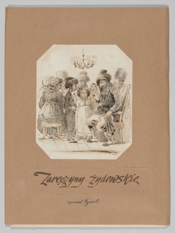 S/G/141/ML - Kilkuosobowa scena rodzajowa przedstawiająca zaręczyny żydowskie. Na pierwszym planie, po prawej siedzący w fotelu stary, brodaty mężczyzna. Na osi ukazana frontalnie dziewczyna o przysadzistych kształtach, w długiej, białej sukni z podwyższonym stanem. Obok młody, chudy  mężczyzna w prawym profilu. Na drugim planie głowy obserwujących ceremonię. Żyrandol u góry i rysunek podłogi sugerują wnętrze. Przedstawienie o charakterze szkicu. Prowadzone lekką, swobodną kreską. Wzbogacone roztartymi smugami pastelowej czerwieni i błękitu.
Sygn. na podkładce: rysował Tyssot