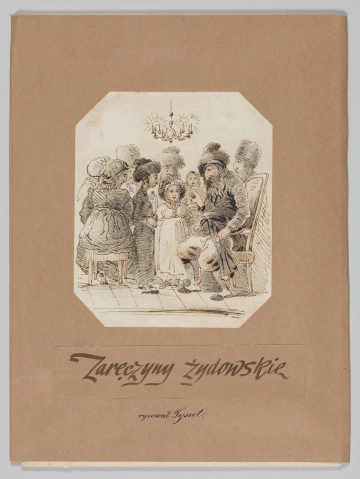 S/G/141/ML S/G/141/ML - Kilkuosobowa scena rodzajowa przedstawiająca zaręczyny żydowskie. Na pierwszym planie, po prawej siedzący w fotelu stary, brodaty mężczyzna. Na osi ukazana frontalnie dziewczyna o przysadzistych kształtach, w długiej, białej sukni z podwyższonym stanem. Obok młody, chudy mężczyzna w prawym profilu. Na drugim planie głowy obserwujących ceremonię. Żyrandol u góry i rysunek podłogi sugerują wnętrze. Przedstawienie o charakterze szkicu. Prowadzone lekką, swobodną kreską. Wzbogacone roztartymi smugami pastelowej czerwieni i błękitu.
Sygn. na podkładce: rysował Tyssot