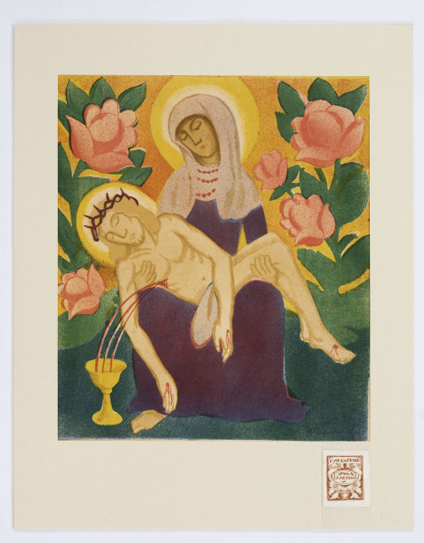 Pieta. Centralnie umieszczona postać Marii trzymająca na kolanach ciało Chrystusa. Maria w pozycji siedzącej, 3/4 w lewo, głowa lekko przechylona na bok. Twarz o schematycznie zaznaczonych rysach, karnacja przybierająca kolor rozbielonego ugru. Ubrana w fioletową, długą suknię, spod której widoczna prawa stopa, pod szyją czerwone korale. Na głowie jasnobeżowy welon, dookoła głowy nimb. Na kolanach Marii miękko ułożone ciało Chrystusa. Ręce bezwładnie opadające, głowa otoczona nimbem, na głowie korona cierniowa. Rysy twarzy schematyczne. Ciało nagie, na wysokości bioder perisonium. W prawym boku rana, z której 
wypływają do stojącego obok kielicha trzy strugi krwi. W tle, po obu stronach postaci stylizowane kwiaty. Postać Chrystusa określona grubym konturem, tło przedstawienia oranżowe, płaszczyzna podłoża w tonacji ciemnej zieleni.