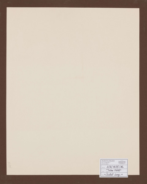 S/G/1475/ML - Portret kobiety. Portretowana ujęta w centrum przedstawienia w pozycji siedzącej, en trois qarts w lewo, do wysokości kolan. Głowa lekko uniesiona do góry, włosy zaczesane do tyłu. Twarz o regularnych, dość wyrazistych rysach, modelowana światłocieniowo. Ubrana w jasną bluzkę z kołnierzykiem pod szyją. Lewa ręka ugięta w łokciu i ułożona na oparciu krzesła. Tło modelowane plamami w tonacji brązu.
