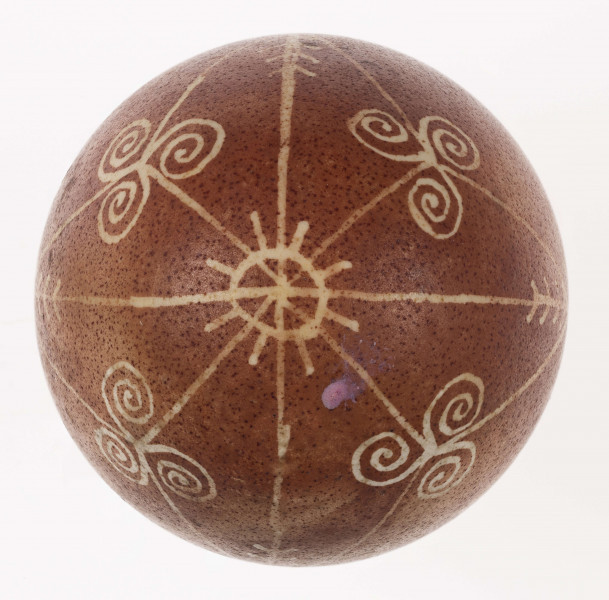 E/1296/ML - Technika batik. Podział na podłużny na 4 części, podział poprzeczny na 2 części. Motyw trykwetru. Barwa tła brązowa, barwa motywu biała.