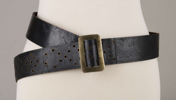 E/706/ML - Pas męski wykonany ze skóry koloru czarnego, z mosiężną klamrą. Ozdobiony ornamentem w postaci punktów wytłaczanych stemplem. Dziurki obłożone mosiężnymi kółeczkami.