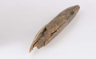 Ostrze kosciane dwustronne, kształtu wrzecionowatego, w przekroju poprzecznym koliste. Kość barwy naturalnej. Starannie wygładzona na całej powierzchni. Stan zachowania - narzędzie uszkodzone na obu końcach. Zabytek sklejony z kilku części.