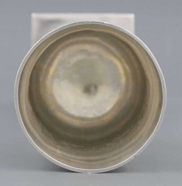 S/Mt/62/ML - Czara dzwonowata z lekko wywiniętym brzegiem, trzon z płaskim nodusem, stopa okrągła, wysklepiona, na kwadratowej plincie. Na czarze ryta wić kwiatowa, brzeg nodusa karbowany, brzeg stopy pokryty wzorem roślinno-kwiatowym.
