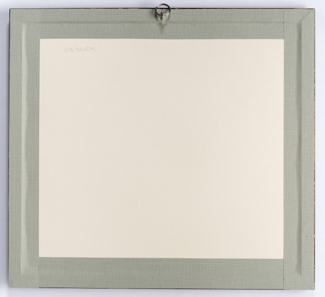 Widok zamku Miączyńskich w Zawieprzycach w ujęciu od strony Wieprza. Na pierwszym planie szeroka płaszczyzna rzeki z odbijającymi się w wodzie zarysami zarośli i drzew założenia parkowego. Bryła pałacu lekko na lewo od osi, dwupiętrowa, z dwoma wąskimi ryzalitami. Pomiędzy nimi arkadowa loggia z kolumnadą i tarasem. Po lewej zabudowania zespołu pałacowego nakryte naczółkowymi dachami. Ponad nimi widoczne korony drzew.
