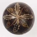 E/1323/ML - Technika batik. Podział poprzeczny na 2 nierówne części. Motyw zwierzęcy (koza, ptaszki) i roślinny. Barwa tła czarna, barwa motywu biała, żółta i ceglasta.