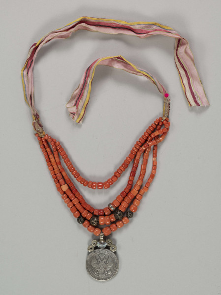 E/555/ML - Korale prawdziwe składające się z 4 sznurków z przyczepioną do nich monetą srebrną wartości 1,5 rubla.
