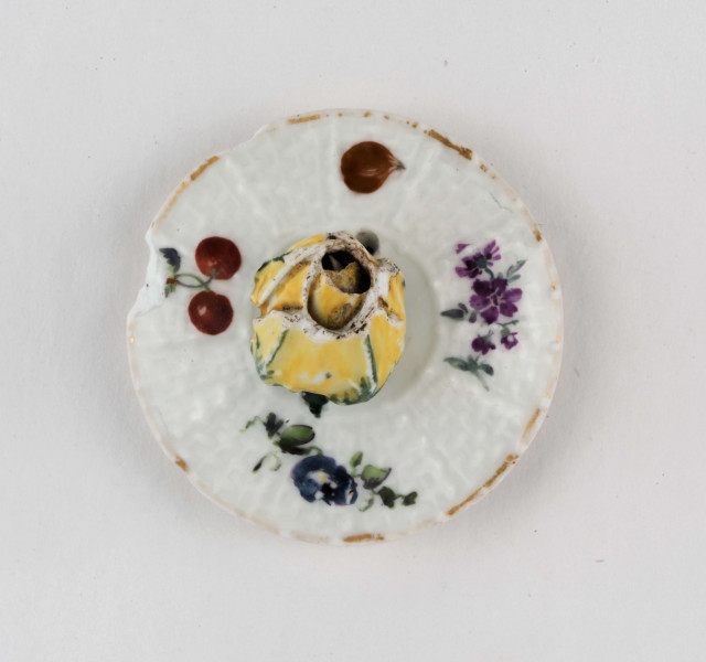 Imbryk kulisty lekko zwężony ku dołowi, wokół wylewu zdobiony plastyczną plecionka w typie Alt-Ozier. Dziobek rurkowy zakończony rozwartym smoczym pyskiem podkreślonym plastycznym liściem akantu. Ucho rokokowe w kształcie litery 