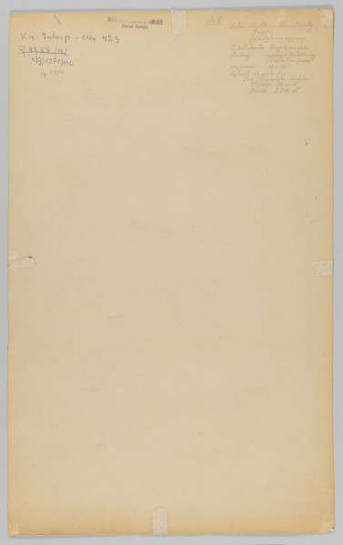 S/G/1271/ML - Postać młodego chłopaca w ujęciu całopostaciowym. Głowa ujęta w profilu, tułów skierowany 3/4 na prawo. Twarz lekko pochylona, ciemne, krótko ostrzyżone włosy. W lewej, ugiętej w łokciu ręce trzyma oparte o policzek skrzypce, w prawej uniesiony ku górze smyczek. Lewa noga wysunięta do przodu.  Ubrany w luźną białą koszulę ze stójką i szerokie, sięgające do połowy łydki spodnie. Stopy bose. Postać rysowana miękką kreską, podkreślona konturem.